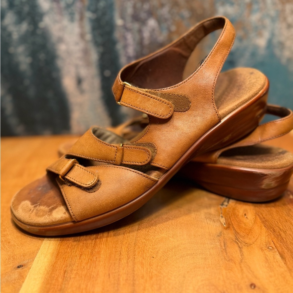 SAS Tabby Slingback Sandals in Caramel Leather: SIZE 7.5-8 women
